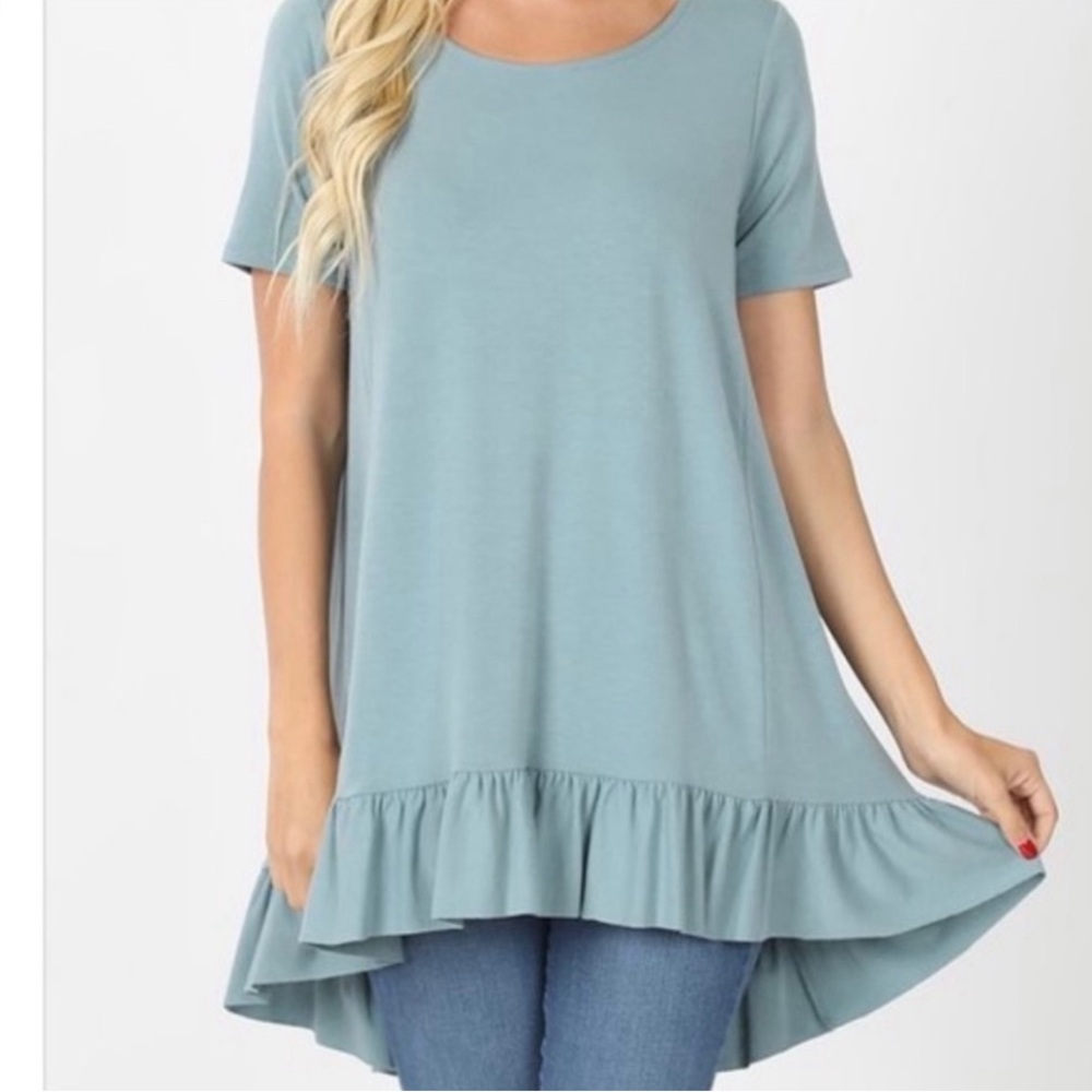 SHORT SLEEVE ROUND NECK RUFFLE BOTTOM HI-LOW HEM TOP